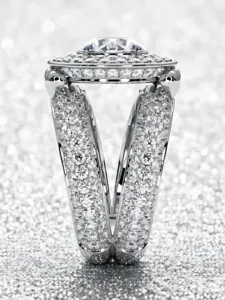 Nahaufnahme Details eines luxuriösen geometrischen Diamantrings mit funkelnden Steinen.