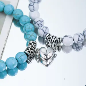 Nahaufnahme von magnetischen Partner Steinarmbändern mit blauen weißen Perlen und Herz.