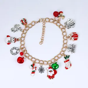 Bracelet charms de Noël avec chaîne dorée et jolis pendentifs festifs pour femmes.