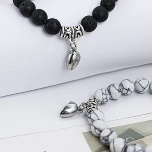 Paar magnetische passende Lavastein und weißer Stein Perlenarmband Set mit Herzanhängern.