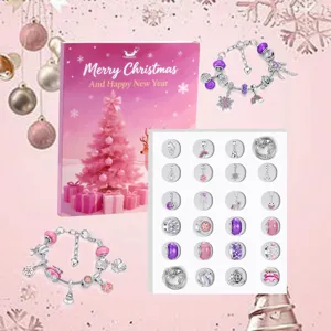 Σετ βραχιόλι με χριστουγεννιάτικα charms DIY για παιδιά με ροζ κουτί δώρου και κρύσταλλα.
