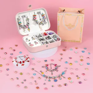 DIY bedelarmbanden set voor meisjes met roze sieradendoos, kleurrijke kralen en tas.