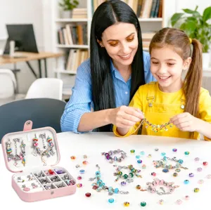 Detailopname van een DIY armbandenmaakset met roze opbergdoos en kleurrijke kraaltjes.