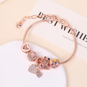 Roségouden DIY bedelarmband met hartjes en reuzenrad hanger, prachtig modejuweel.