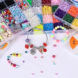 Vista dettagliata di perline in argilla polimerica DIY, perline con lettere e ciondoli per bracciali.