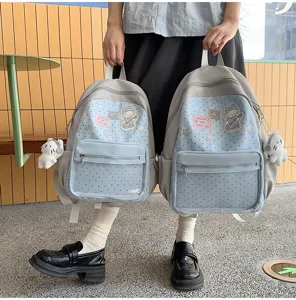 Sac à dos mignon à pois pour l'école et le quotidien avec patch chien et pendentif.