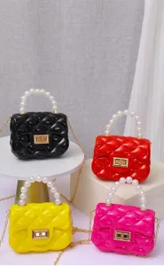 Borsa a tracolla mini in gelatina colorata con manico di perle e catena per ragazze.