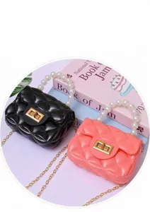 Mini borsa a tracolla trapuntata in gelatina con manico di perle e catena stile dolce donna.
