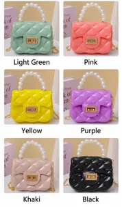 Borsa a tracolla in gelatina color caramella con manico di perle e catena, borsetta elegante.