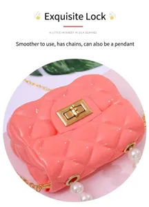 Nahaufnahme der rosa gesteppten Jelly-Umhängetasche mit Goldschloss und Perlen.