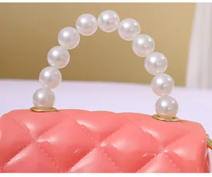 Borsa a tracolla trapuntata in gelatina rosa con manico di perle, dettaglio carino per ragazze.