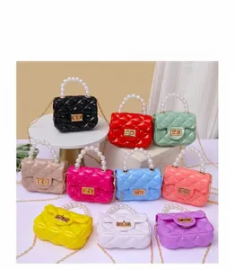 Borsa a tracolla in gel color caramella dolce con manico di perla e catena di metallo dettagli.