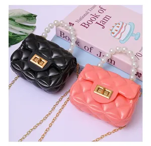 Graziosa borsa in gelatina con manico di perle e tracolla a catena, piccola borsa color caramella.