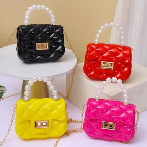 Graziosa borsa a tracolla in gelatina per bambini con manico di perle e catena colorata.