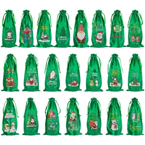 Gedetailleerde close-up van groene satijnen kerstwijnfles cadeautjeszakjes met feestelijke print.