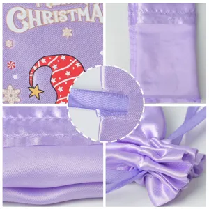 Borsa regalo natalizia con coulisse in raso viola con stampa festiva per dolci caramelle.