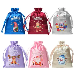 Vista dettagliata di sacchetti regalo natalizi in raso colorato con stampe festive e carine.