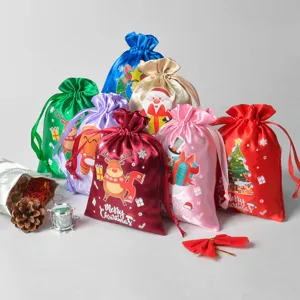 Sacchetti regalo con coulisse in raso natalizio, bustine colorate per dolci e feste.