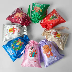 Borse regalo di Natale in raso colorato, sacchetti di caramelle festive e feste di festa.