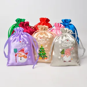 Sacchetti regalo con coulisse di Natale in raso colorato, perfetti per caramelle e feste.