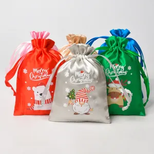 Sacchetti regalo natalizi in raso colorato, perfetti per dolci e feste.