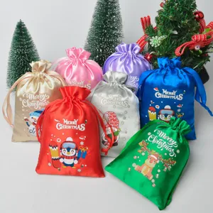 Bellissimi sacchetti regalo di Natale in raso colorato con coulisse per feste e caramelle.