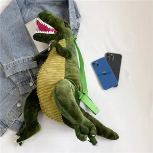 Detailansicht des niedlichen grünen T-Rex Dinosaurier Plüschrucksacks mit weichem Material.