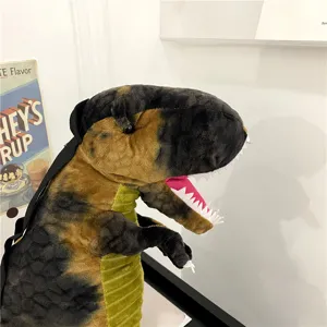 Detailansicht des Plüsch-Dinosaurier-Rucksacks, süßes T-Rex Stofftier mit weichem Stoff und Gurten.