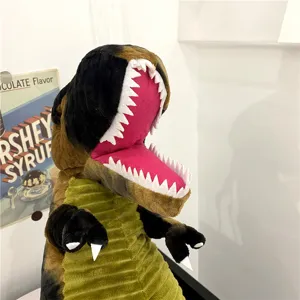 Detailansicht des süßen T-Rex Dinosaurier Plüschtiers mit rosa Maul und weichem Stoff.