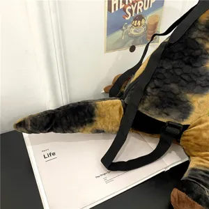 Nahaufnahme des Plüsch Dinosaurier Rucksacks mit weichem Stoff und verstellbaren Gurten.