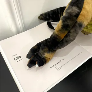 Plüsch Dinosaurier Spielzeug Rucksack Detailansicht, süße Cartoon Puppe Geschenk für Kinder.