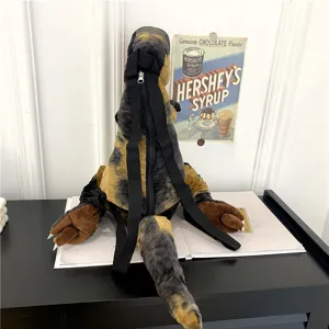 Detailansicht des niedlichen Dinosaurier Plüschrucksacks, weiche T-Rex Puppe Tasche für Kinder.