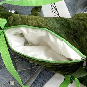 Plüsch Dinosaurier Rucksack Innenfutter und Reißverschluss Detailansicht, grüne Tasche.