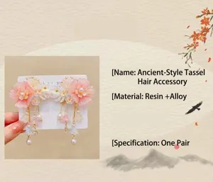 Vista detallada de pinzas para el cabello de estilo chino antiguo con borlas florales.