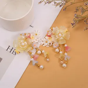 Detalles exquisitos de las pinzas para el cabello florales vintage con elegantes borlas.