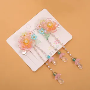 Vista detallada de horquillas tradicionales chinas para niños Hanfu con cuentas de cristal.