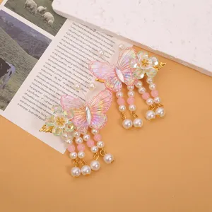 Primer plano detallado de horquillas para el cabello infantiles estilo chino con mariposas y perlas.
