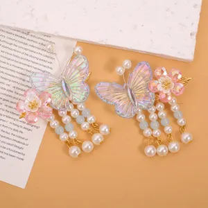 Vista detallada de pinzas para el cabello Hanfu para niños con perlas y mariposas.