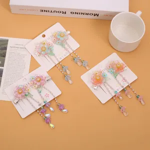 Vista plana detallada de exquisitas horquillas florales Hanfu para niños con perlas.