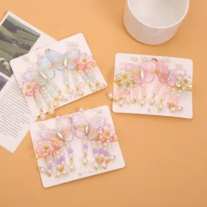 Vista detallada de pinzas para el cabello con mariposas y borlas de perlas estilo chino.
