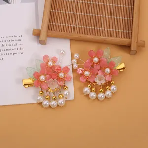Vista detallada de horquillas Hanfu de estilo chino antiguo, flores rosas con perlas.