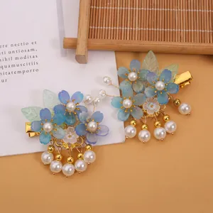 Primer plano detalle de pinzas para el cabello florales Hanfu chinas con flores de resina.