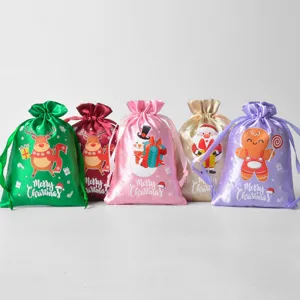 Set di sacchetti regalo di Natale in satin, buste di caramelle festive colorate.
