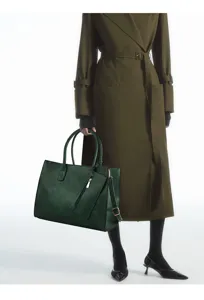 Λεπτομερης οψη της σκουροπρασινης δερματινης τσαντας με τσεπη φερμουαρ και χερουλια.