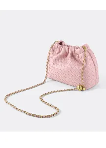 Borsa a tracolla in pelle intrecciata rosa con catena dorata ed elegante sfera.