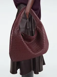 Sac port-épaule hobo tressé en cuir bordeaux, sac cabas croissant fait main pour femme
