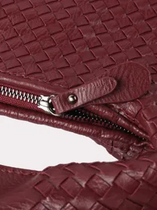Sac à main tissé en cuir pour femmes, élégant sac bordeaux, fabrication artisanale de qualité.