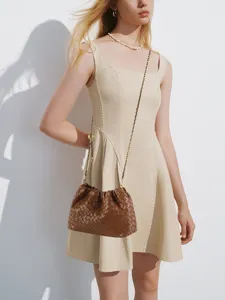 Borsa a tracolla cloud in pelle intrecciata chic con catena delicata e dettaglio a sfera.