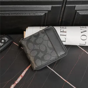 Zwarte korte herenportemonnee met klassiek patroon, compact ontwerp, detailweergave.