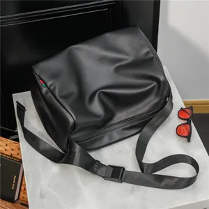 Details der trendigen grossen Herren Umhaengetasche und laessigen Schultertasche.
